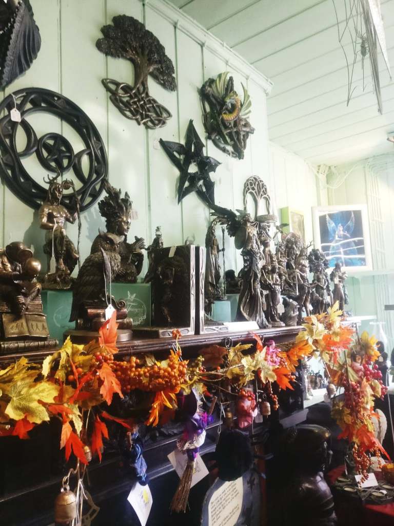 burley new forest angleterre sorcière hanté fantôme hampshire sybil leek