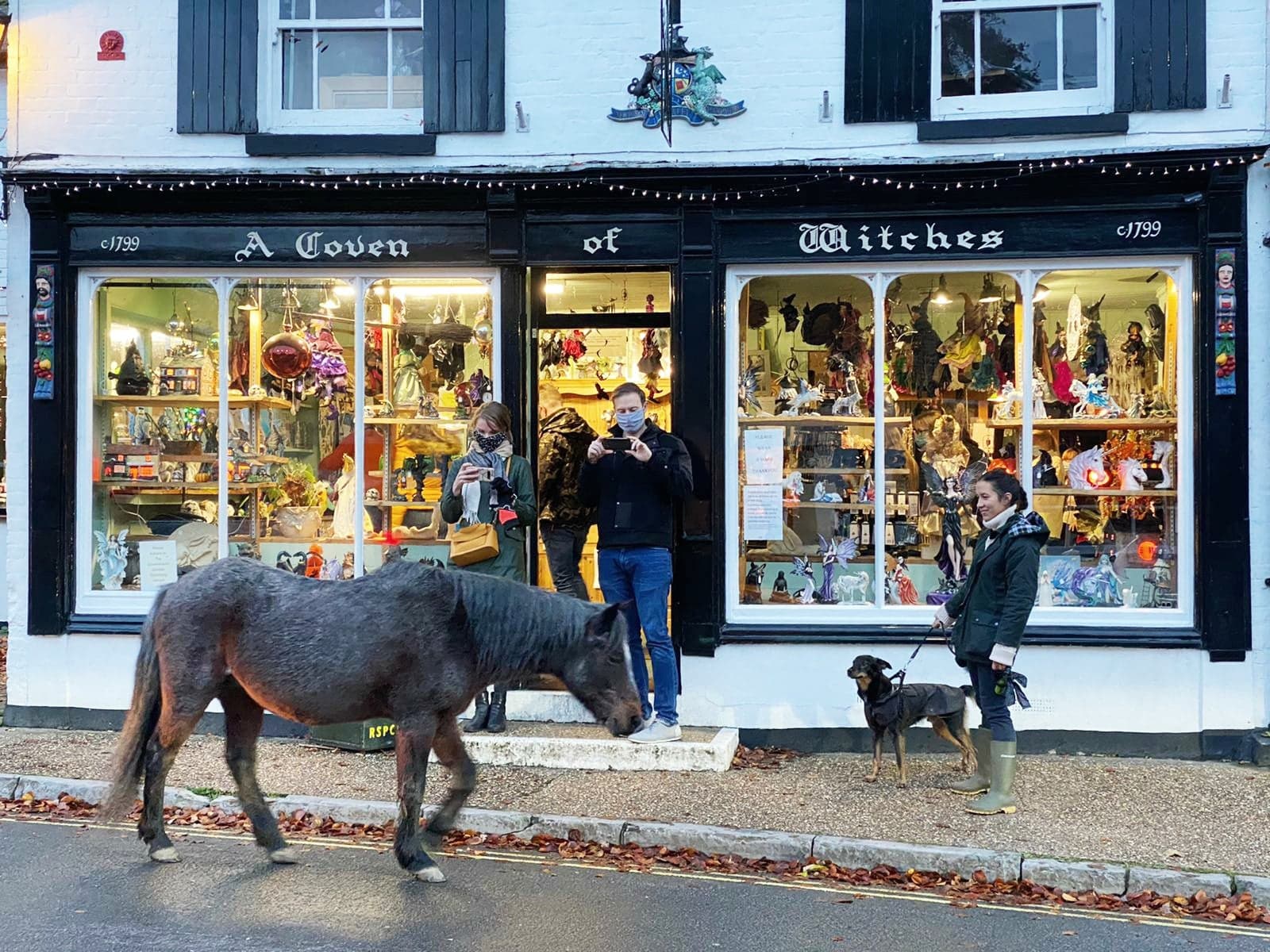 burley new forest angleterre sorcière hanté fantôme hampshire sybil leek